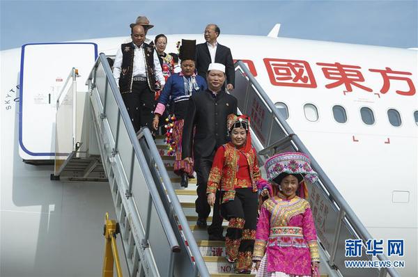 10月16日，來自云南省的黨的十九大代表乘飛機(jī)抵達(dá)首都國際機(jī)場。