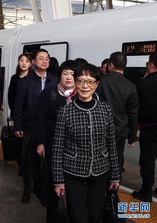 　10月16日，來自上海市的黨的十九大代表抵達北京。