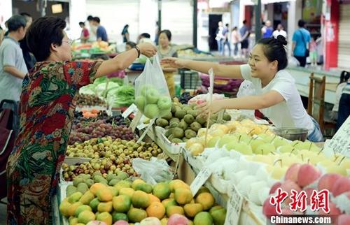 資料圖：圖為農貿市場內民眾正在購買水果。<a target='_blank' href='http://www.chinanews.com/'>中新社</a>記者 劉忠俊 攝