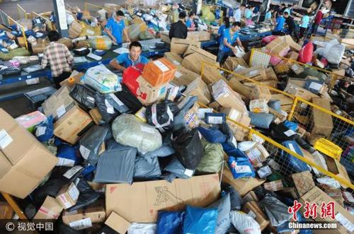 資料圖：國(guó)慶、中秋“雙節(jié)”過(guò)后，安徽省阜陽(yáng)市快遞業(yè)迎來(lái)小高峰。王彪 攝 圖片來(lái)源：視覺(jué)中國(guó)