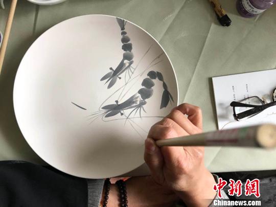 畫家張小林潛心研究畫蝦，落筆處惟妙惟肖。　胡健 攝
