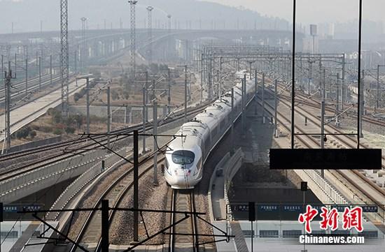 一輛和諧號列車駛入高鐵南京南站。（資料照片） 中新社記者 泱波 攝