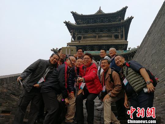 中國僑網海外華校校董在平遙古城合影留念。　楊杰英　攝