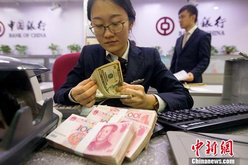 10月10日，山西太原，銀行工作人員正在清點貨幣。當(dāng)日，來自中國外匯交易中心的數(shù)據(jù)顯示，人民幣對美元匯率中間價報6.6273，較前一交易日上漲220個基點。<a target='_blank' href='http://www.chinanews.com/'>中新社</a>記者 張云 攝