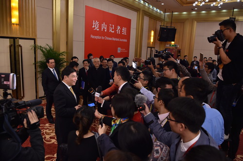（4）十九大新聞中心舉行“走新型工業(yè)化道路”集體采訪