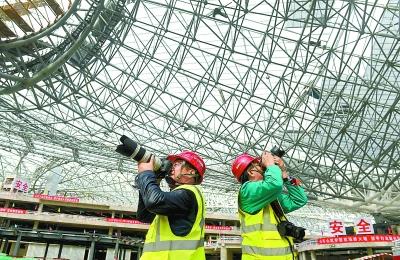 北京新機場航站樓內的鋼網架投影面積達18萬平方米，由8棵C型柱支撐，造型獨特，線條明快，姿態優美。