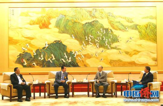 中國(guó)僑網(wǎng)17日下午，全國(guó)政協(xié)港澳臺(tái)僑委員會(huì)副主任趙陽(yáng)會(huì)見菲華各界聯(lián)合會(huì)訪問(wèn)團(tuán)一行。　菲華提供　攝