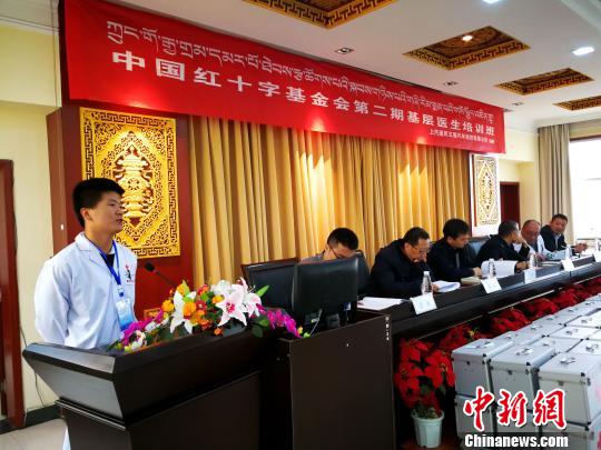 基層藏醫(yī)在培訓班上發(fā)表心得體會。　張?zhí)砀?攝