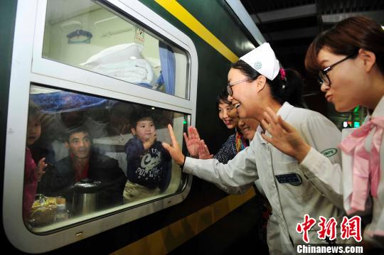 記者24日從中國紅十字基金會獲悉，由中國紅十字會發(fā)起的“一帶一路”大病患兒人道救助計劃蒙古國行動取得階段性成果。圖為中方醫(yī)務(wù)人員為首批來華治療的12名蒙古國先心病患兒送行?！∨：瓿?攝