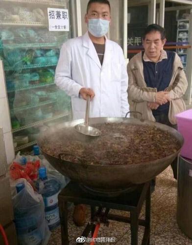 學校用鐵鍋為學生熬中藥被質(zhì)疑？ 校方:熬得是姜湯