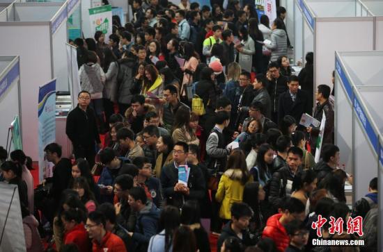 3月17日，由中國農(nóng)業(yè)部對外合作司、國際合作司主辦的“農(nóng)業(yè)對外合作‘獵英行動計劃’”招聘活動在南京農(nóng)業(yè)大學舉辦，各地近百家與農(nóng)業(yè)相關的單位提供3600余個工作崗位招攬人才，吸引了眾多應屆畢業(yè)生前來咨詢洽談。 <a target='_blank' href='http://www.chinanews.com/'>中新社</a>記者 泱波 攝