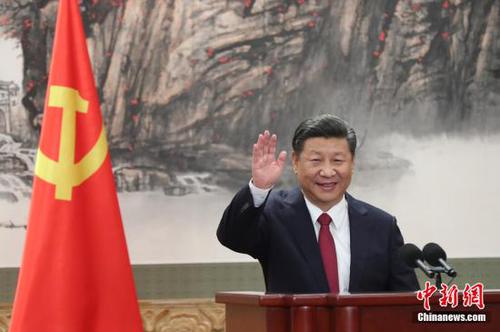 10月25日，剛剛在中共十九屆一中全會上當選的中共中央總書記習近平和中央政治局常委李克強、栗戰書、汪洋、王滬寧、趙樂際、韓正在北京人民大會堂同采訪十九大的中外記者見面。<a target='_blank' href='http://www.chinanews.com/'>中新社</a>記者 盛佳鵬 攝