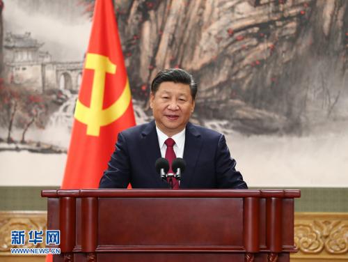 10月25日，剛剛在中共十九屆一中全會上當(dāng)選的中共中央總書記習(xí)近平和中央政治局常委李克強、栗戰(zhàn)書、汪洋、王滬寧、趙樂際、韓正在北京人民大會堂同采訪十九大的中外記者見面。這是習(xí)近平總書記發(fā)表講話。新華社記者 謝環(huán)馳 攝 圖片來源：新華網(wǎng)
