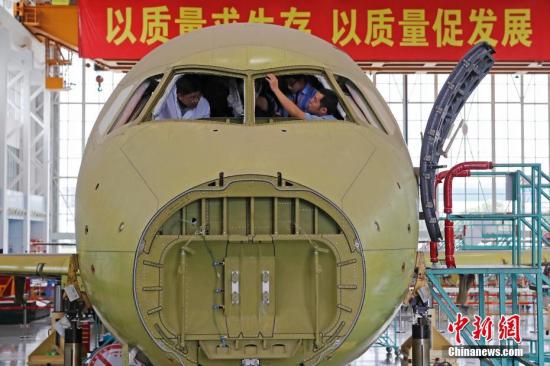 在上海飛機(jī)制造公司大場(chǎng)基地，工作人員正在認(rèn)真的進(jìn)行總裝工作。 殷立勤 攝