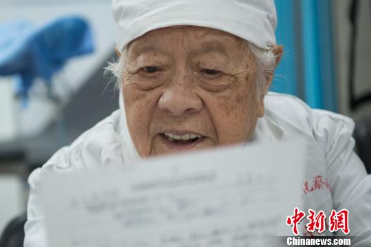 “除了念書，為患者治療，是我現(xiàn)在也是這輩子唯一會做的，這也是我活著的價(jià)值。”于載畿老人說，要干到不能干為止。　武俊杰 攝