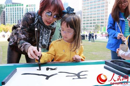中國僑網韓國小朋友學寫漢字。
