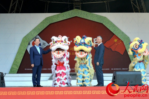 中國駐韓國大使邱國洪(右)與首爾市長樸元淳一同執筆為醒獅點睛。中國駐韓國大使邱國洪(右)與首爾市長樸元淳一同執筆為醒獅點睛。
