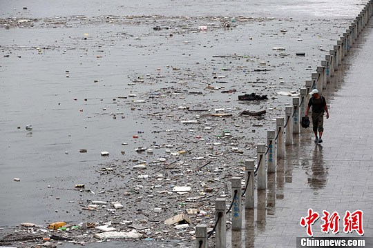 資料圖：山西太原汾河公園河道內漂浮大面積垃圾。<a target='_blank' href='http://www.chinanews.com/'>中新社</a>發(fā) 武俊杰 攝