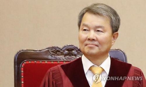 圖為李鎮盛10月26日審理違憲法律審判案件和憲法訴訟審判案件。 (韓聯社)
