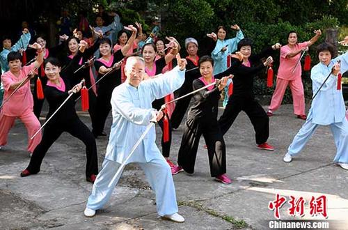 10月25日，福建老年人武術(shù)展演迎重陽節(jié)。 <a target='_blank' href='http://www.chinanews.com/'>中新社</a>記者 劉可耕 攝