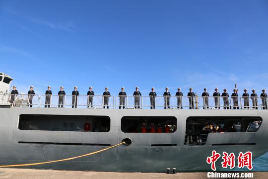 出訪官兵軍容嚴(yán)整列隊(duì)站泊。　賴瑜鴻 攝