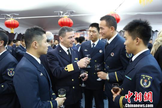 甲板招待會(huì)上實(shí)習(xí)學(xué)員與意海軍代表交流。　賴瑜鴻 攝