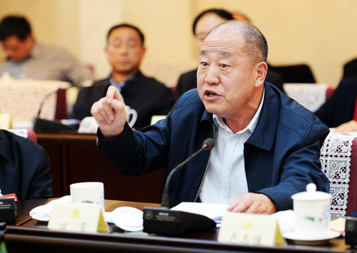 田震常委在分組討論會(huì)上發(fā)言。