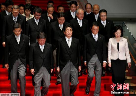 11月1日，在日本東京首相官邸，日本首相安倍晉三（前排中）帶領閣僚合影。