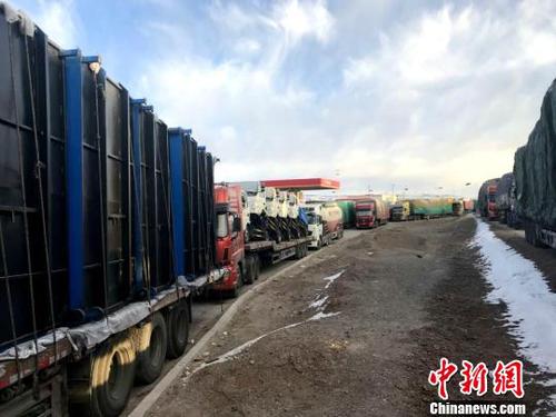 圖為國道109線西藏唐古拉山擁堵路段及滯留車輛?！＄娦?攝