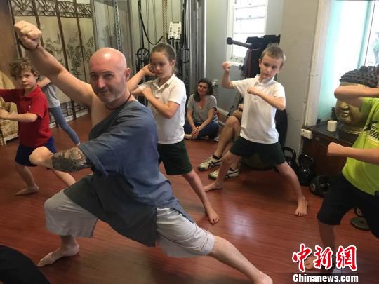 布雷特給小學員做示范?！√丈缣m 攝