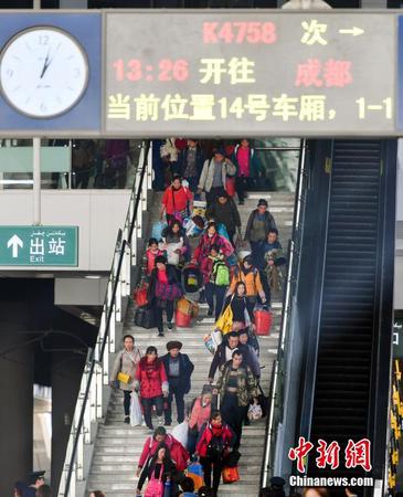 新疆鐵路開行首趟務工人員返鄉專列3