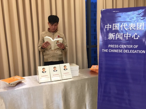 圖為一位越南青年在閱讀《習近平談治國理政》；