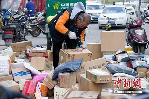 資料圖：11月2日，山西太原，物流工作人員正在分揀快遞。<a target='_blank' href='http://www.chinanews.com/'>中新社</a>記者 張?jiān)?攝