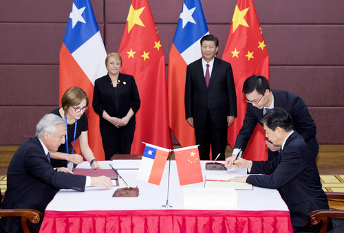 習(xí)近平同智利總統(tǒng)巴切萊特一道出席中智自由貿(mào)易協(xié)定升級(jí)議定書簽字儀式