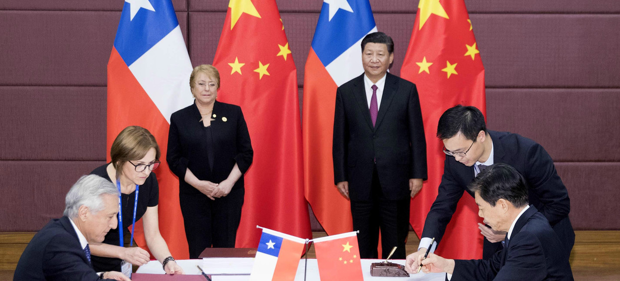 習(xí)近平同智利總統(tǒng)巴切萊特一道出席中智自由貿(mào)易協(xié)定升級(jí)議定書簽字儀式