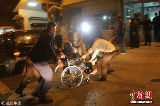 當?shù)貢r間11月12日，伊拉克蘇萊曼尼亞，伊拉克北部發(fā)生地震，傷者抵達醫(yī)院接受治療。圖片來源：視覺中國