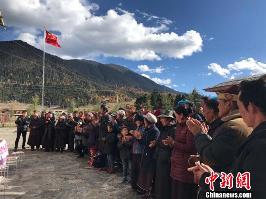 “組團(tuán)式”醫(yī)療援藏活動(dòng)義診贈(zèng)藥環(huán)節(jié)受到當(dāng)?shù)卮迕駳g迎。　張寧 攝