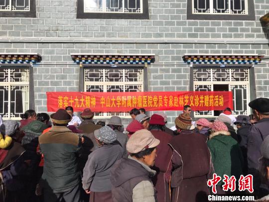 廣東省第三批組團(tuán)式醫(yī)療援藏隊(duì)員、林芝市人民醫(yī)院內(nèi)科副主任黎建軍介紹，林芝市現(xiàn)在有條件開展早期的腫瘤篩查診治。　張寧 攝