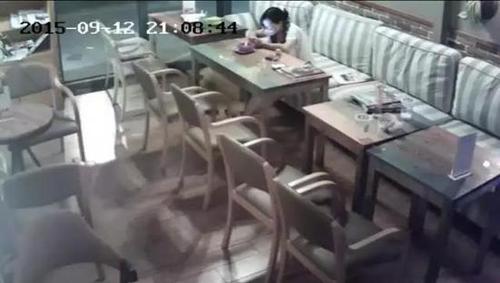飯館里保姆連打孩子頭部 店老板看不下去出面制止