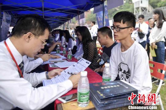 本次見面會提供適合高校畢業(yè)生的就業(yè)崗位近2萬個，吸引了萬余名高校畢業(yè)生參加。　陳驥旻 攝