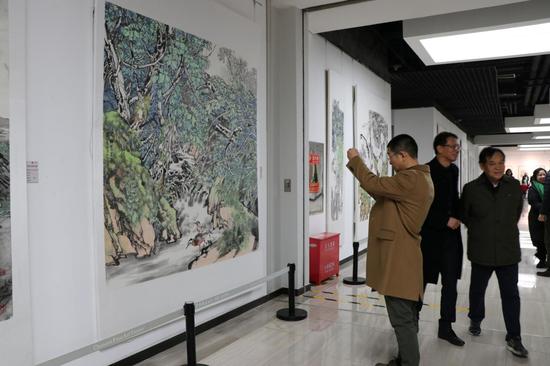 觀眾參觀畫展