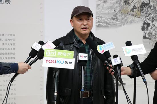 畫家鄭瑰璽畫展現場接受媒體采訪