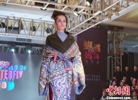 “蝴蝶媽媽的世界——2017雷山苗族服飾高級定制專場秀”現(xiàn)場。　李婧 攝