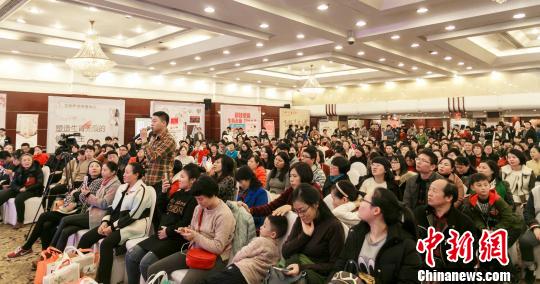 孕博會(huì)吸引了不少準(zhǔn)媽媽前來(lái)參與。　鐘欣 攝