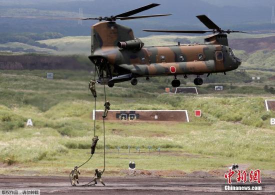 資料圖：日本自衛(wèi)隊(duì)隊(duì)員進(jìn)行機(jī)降演習(xí)。