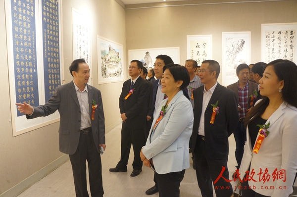 開幕式結束后，在廈門美術館書畫展廳內，本屆作品展負責人之一廈門市翔安文體促進會會長邵文化嘉賓介紹參展的優秀作品。7