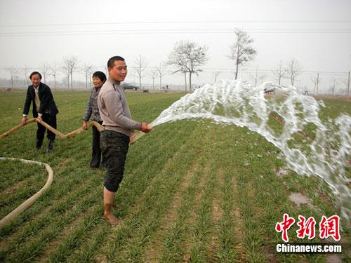 資料圖：農民春節(jié)期間在田間澆麥抗旱。