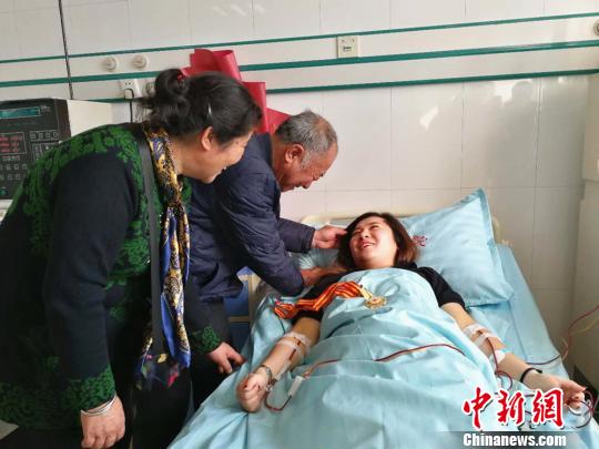 星星父母特地趕來為女兒加油、鼓勵(lì)。　朱志庚 攝