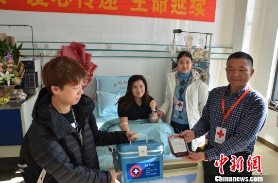 徐州市紅十字會(huì)和對(duì)方醫(yī)院交接采集的干細(xì)胞。　陳雪 攝