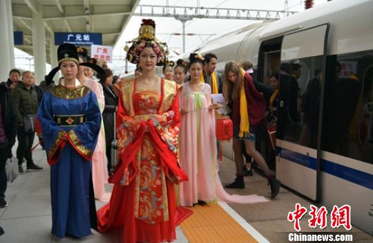 廣元火車站玩穿越的“古人”迎客忙。　劉忠俊 攝